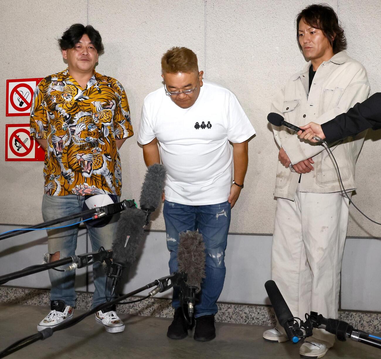 ラジオ放送を終え取材を受け一礼するサンドウィッチマンの伊達みきお（中央）。左は冨沢たけし、右は狩野英孝（撮影・黒川智章）