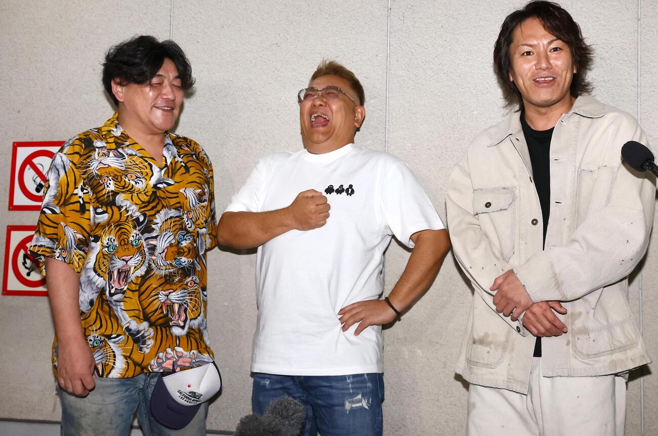 ラジオ放送を終え取材を受けるサンドウィッチマンの伊達みきお（中央）。左は冨沢たけし、右は狩野英孝（撮影・黒川智章）