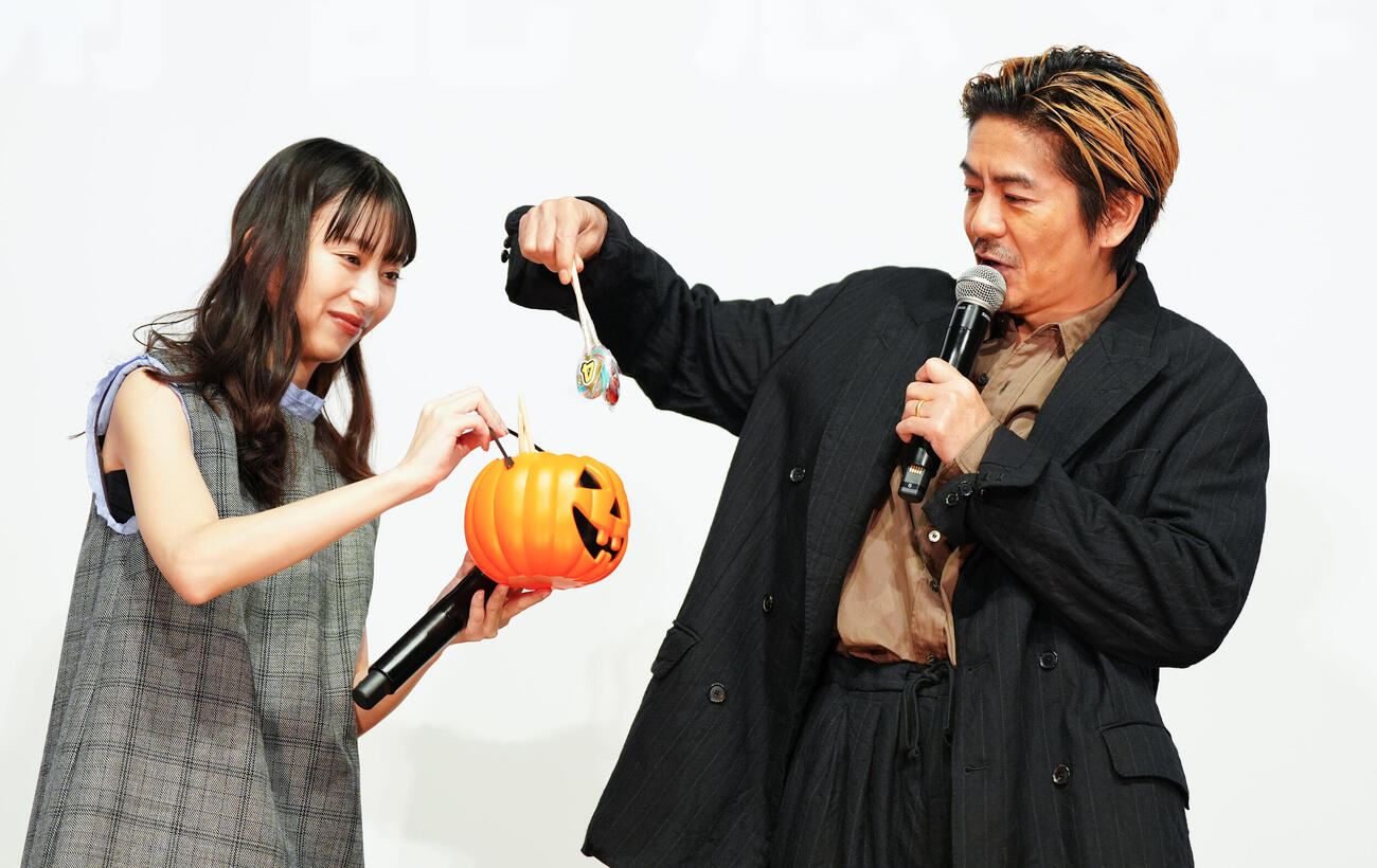 映画「見上げてごらん」公開記念舞台あいさつでくじを引く森田剛。左は森川葵（撮影・鈴木みどり）