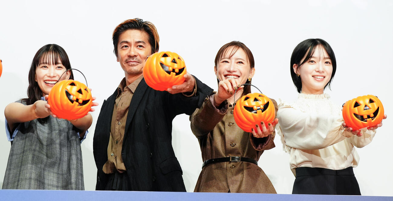 映画「見上げてごらん」公開記念舞台あいさつのフォトセッションで笑顔の出演者たち。左から森川葵、森田剛、松本まりか、早瀬憩（撮影・鈴木みどり）