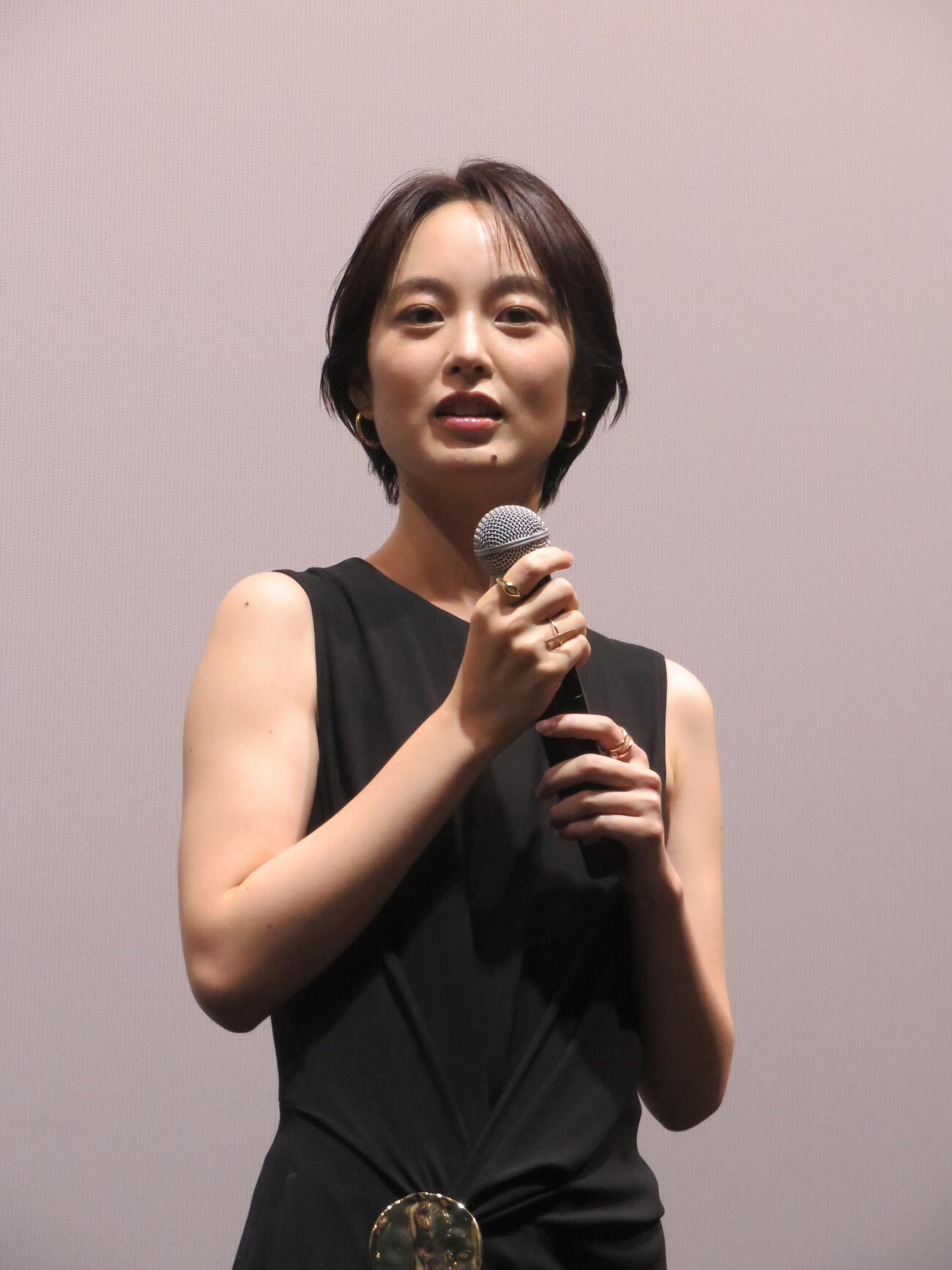 映画「恒星の向こう側」公開記念舞台あいさつに登壇した朝倉あき、中川龍太郎監督（撮影・村上幸将）