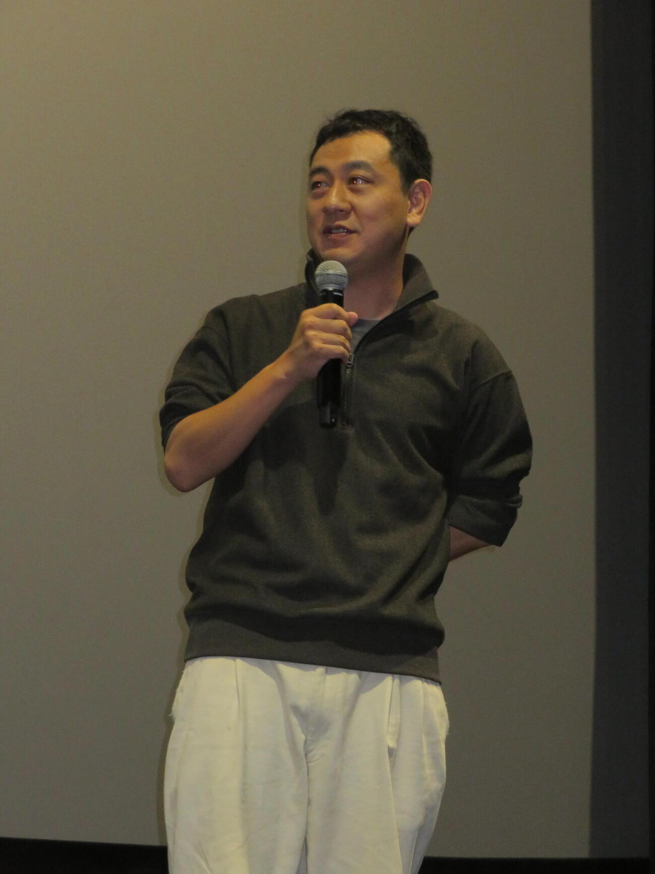 映画「恒星の向こう側」公開記念舞台あいさつに登壇した中川龍太郎監督（撮影・村上幸将）