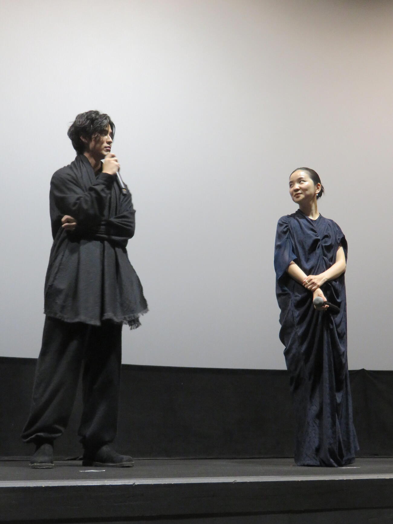 映画「恒星の向こう側」公開記念舞台あいさつに登壇した寛一郎と福地桃子（撮影・村上幸将）