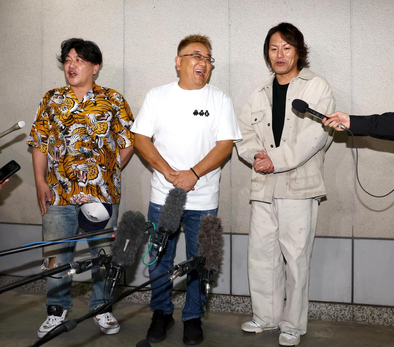 ラジオ放送を終え取材を受けるサンドウィッチマンの伊達みきお（中央）。左は冨沢たけし、右は狩野英孝（撮影・黒川智章）