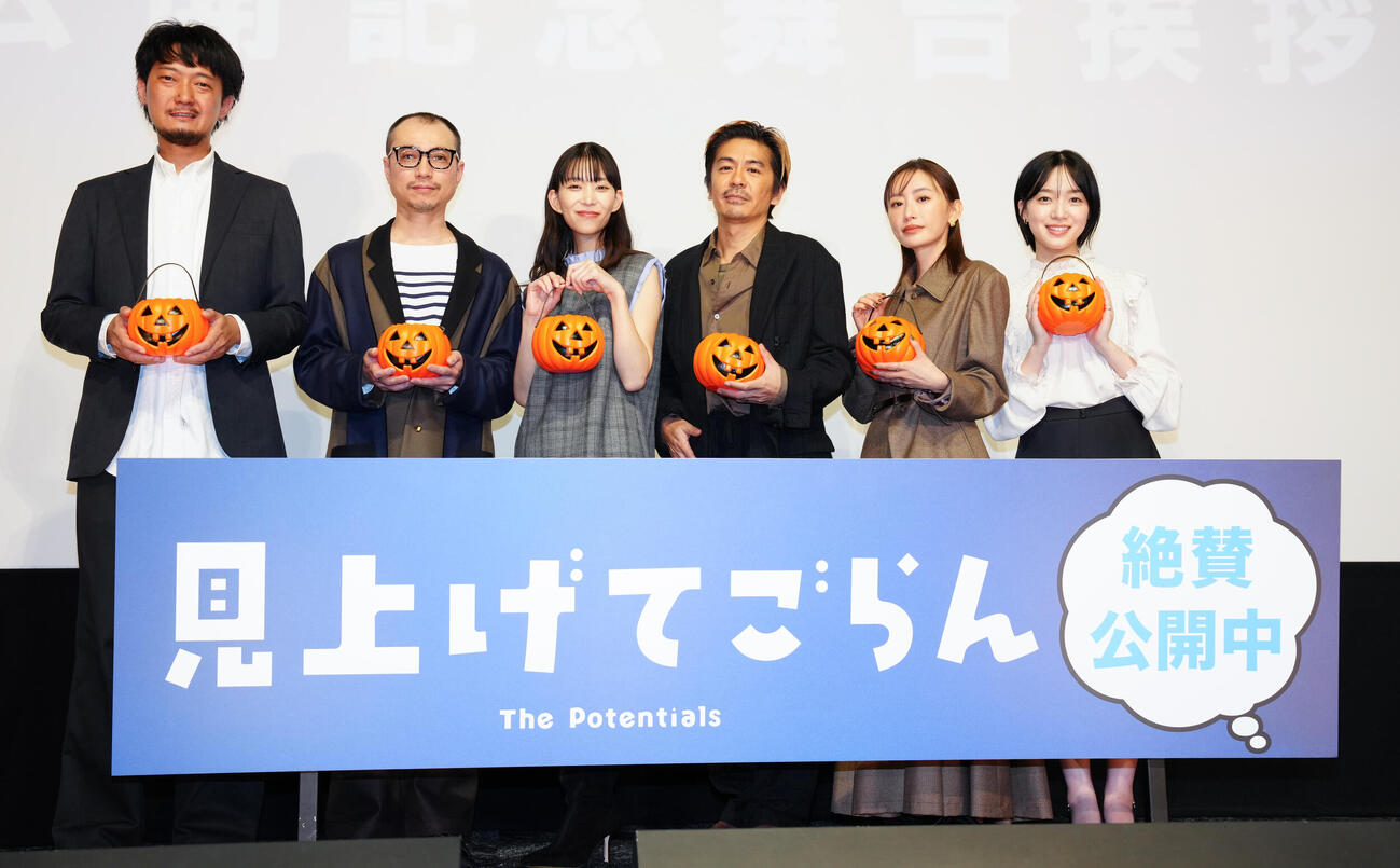 映画「見上げてごらん」公開記念舞台あいさつにのフォトセッションに納まる出演者たち。左から佐藤快磨監督、森本晶一監督、森川葵、森田剛、松本まりか、早瀬憩（撮影・鈴木みどり）