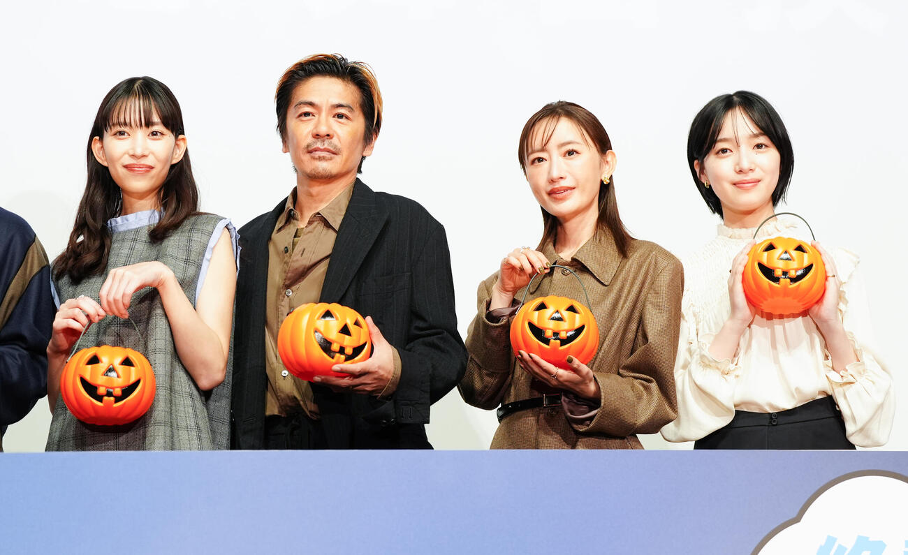 映画「見上げてごらん」公開記念舞台あいさつのフォトセッションに納まる出演者たち。左から森川葵、森田剛、松本まりか、早瀬憩（撮影・鈴木みどり）
