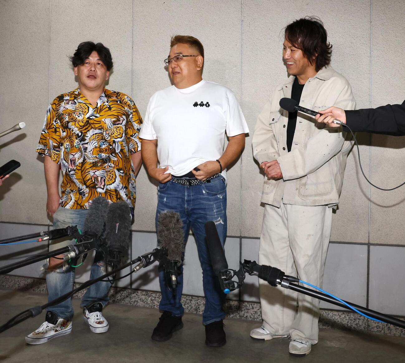 ラジオ放送を終え取材を受けるサンドウィッチマンの伊達みきお（中央）。左は冨沢たけし、右は狩野英孝（撮影・黒川智章）
