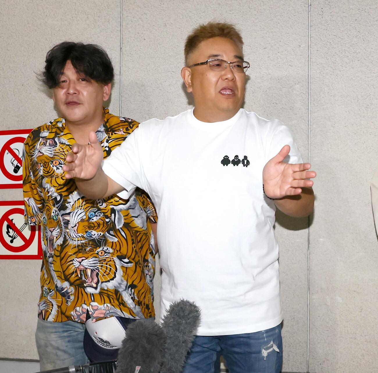 ラジオ放送を終え取材を受けるサンドウィッチマンの伊達みきお（右）と冨沢たけし（撮影・黒川智章）