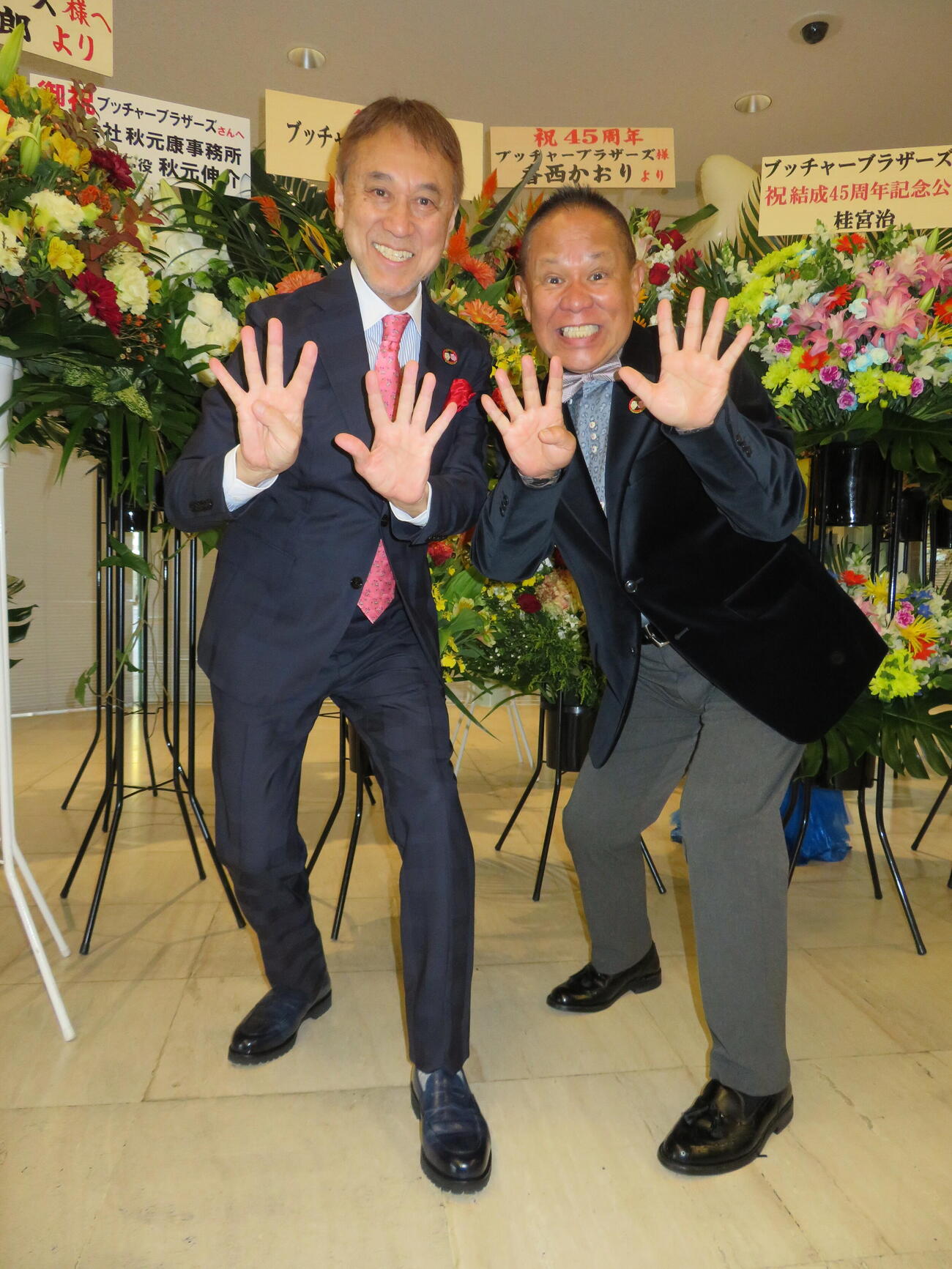 ブッチャーブラザーズ結成45周年単独ライブを開催前に囲み取材に応じたリッキー（左）と、ぶっちゃあ（撮影・村上幸将）