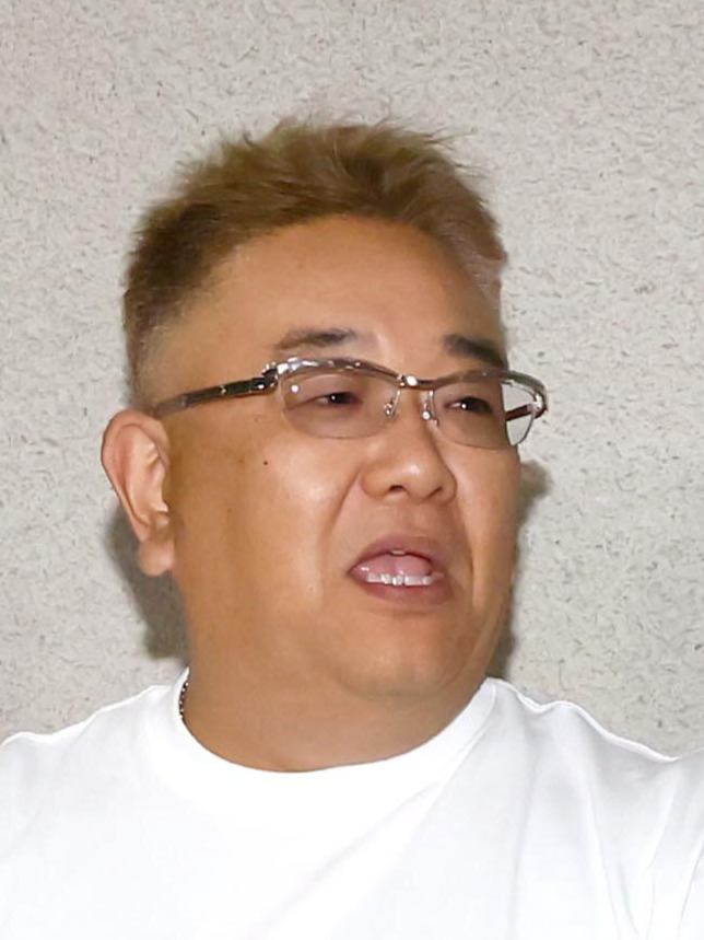 ラジオ放送を終え取材を受けるサンドウィッチマンの伊達みきお（撮影・黒川智章）