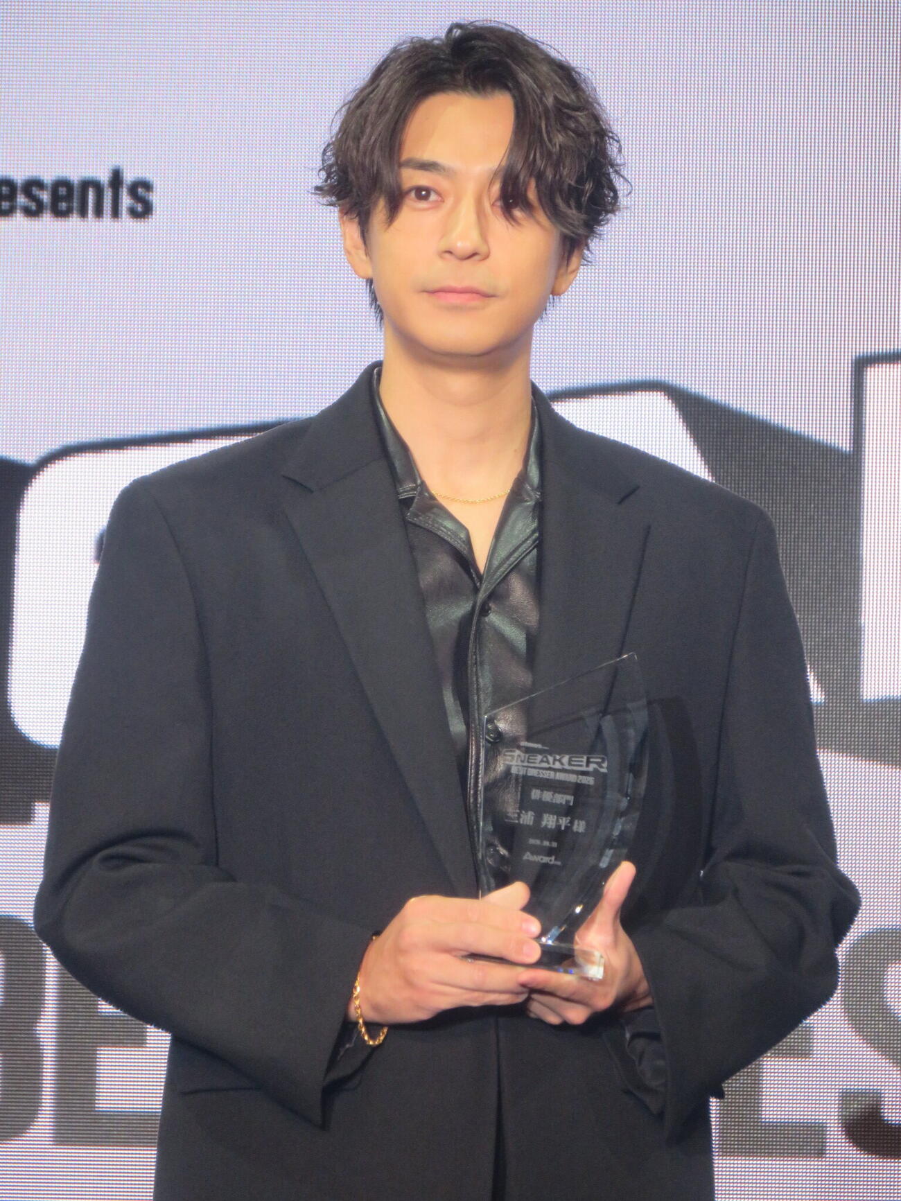「atmos presents SNEAKER BEST DRESSER AWARD 2026」俳優部門を受賞した三浦翔平（撮影・川田和博）