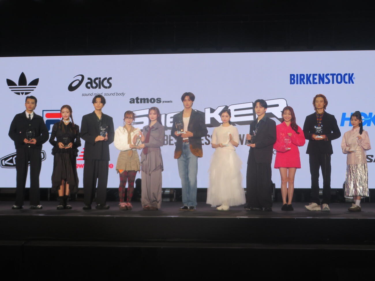 「atmos presents SNEAKER BEST DRESSER AWARD 2026」に出席した、左から中田圭佑、王林、三浦翔平、南なつ、立花琴未、K、桜田ひより、吉田仁人、久間田琳加，窪塚愛流、梶原叶渚（撮影・川田和博）