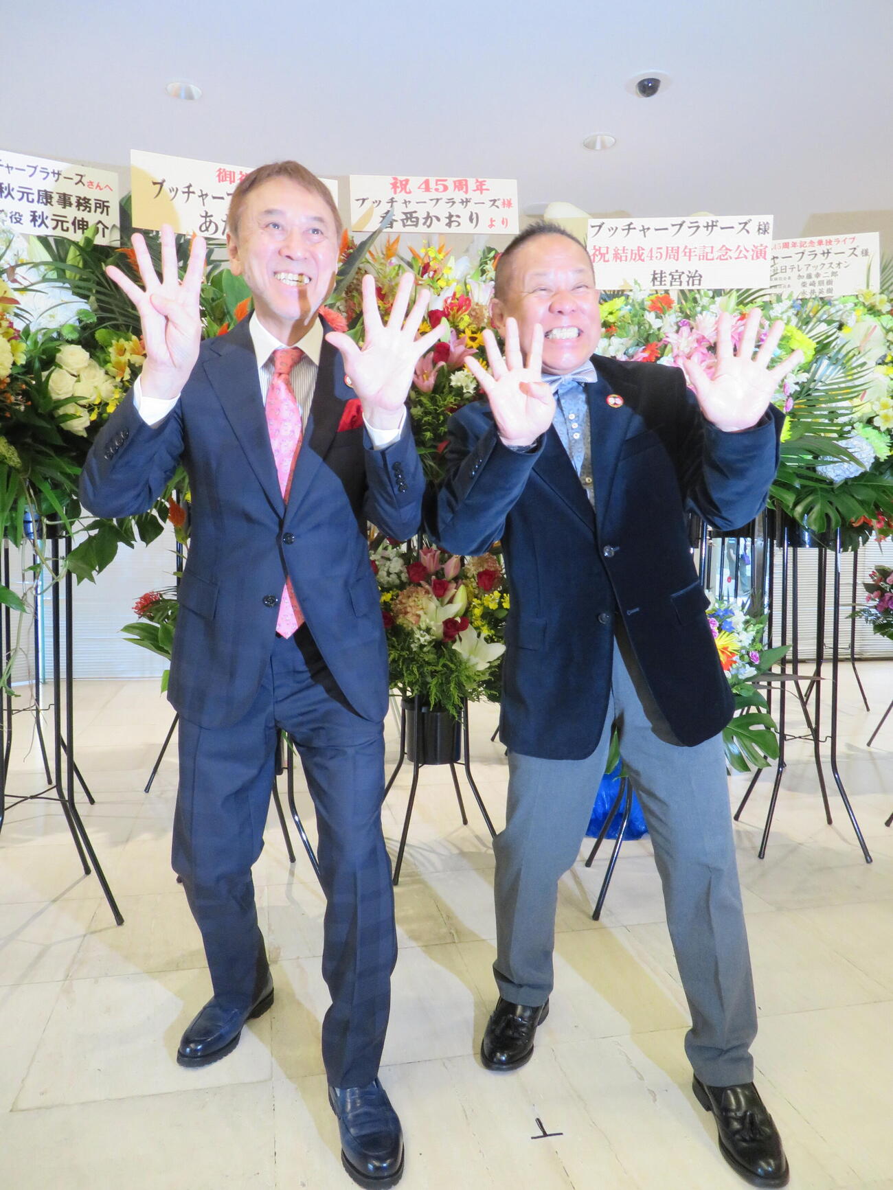 ブッチャーブラザーズ結成45周年単独ライブを開催前に囲み取材に応じたリッキー（左）と、ぶっちゃあ（撮影・村上幸将）