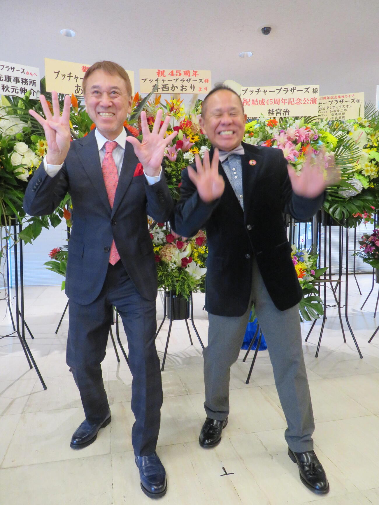ブッチャーブラザーズ結成45周年単独ライブを開催前に囲み取材に応じたリッキー（左）と、ぶっちゃあ（撮影・村上幸将）
