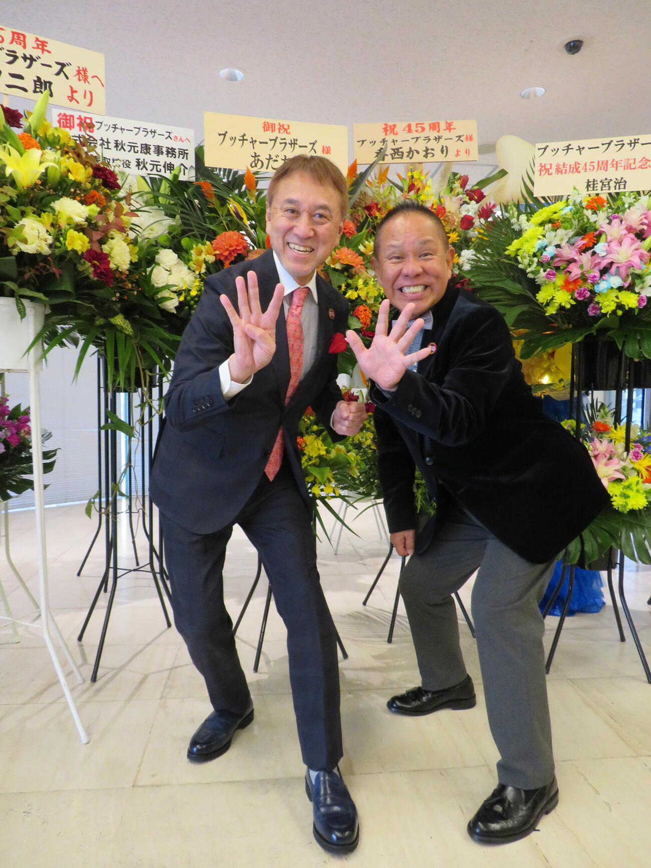 ブッチャーブラザーズ結成45周年単独ライブを開催前に囲み取材に応じたリッキー（左）と、ぶっちゃあ（撮影・村上幸将）