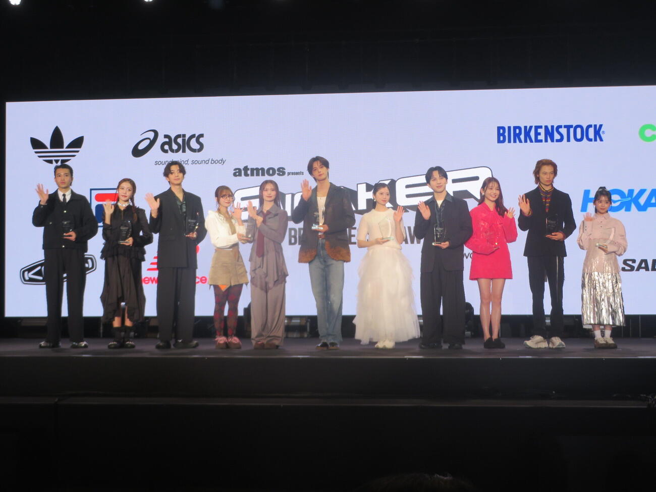 「atmos presents SNEAKER BEST DRESSER AWARD 2026」に出席した、左から中田圭佑、王林、三浦翔平、南なつ、立花琴未、K、桜田ひより、吉田仁人、久間田琳加，窪塚愛流、梶原叶渚（撮影・川田和博）