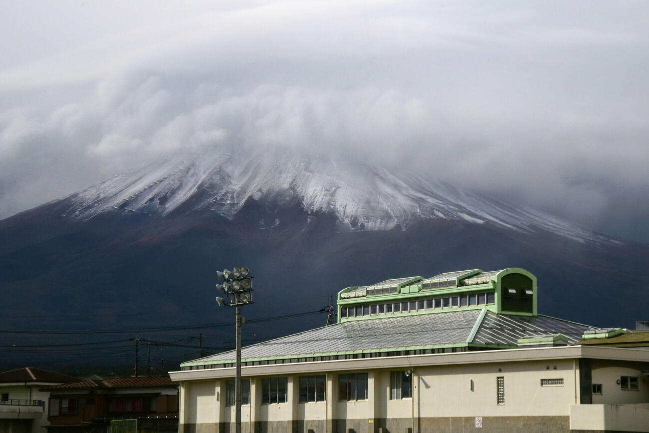 初冠雪した富士山＝30日午前9時15分ごろ、富士吉田市（共同）