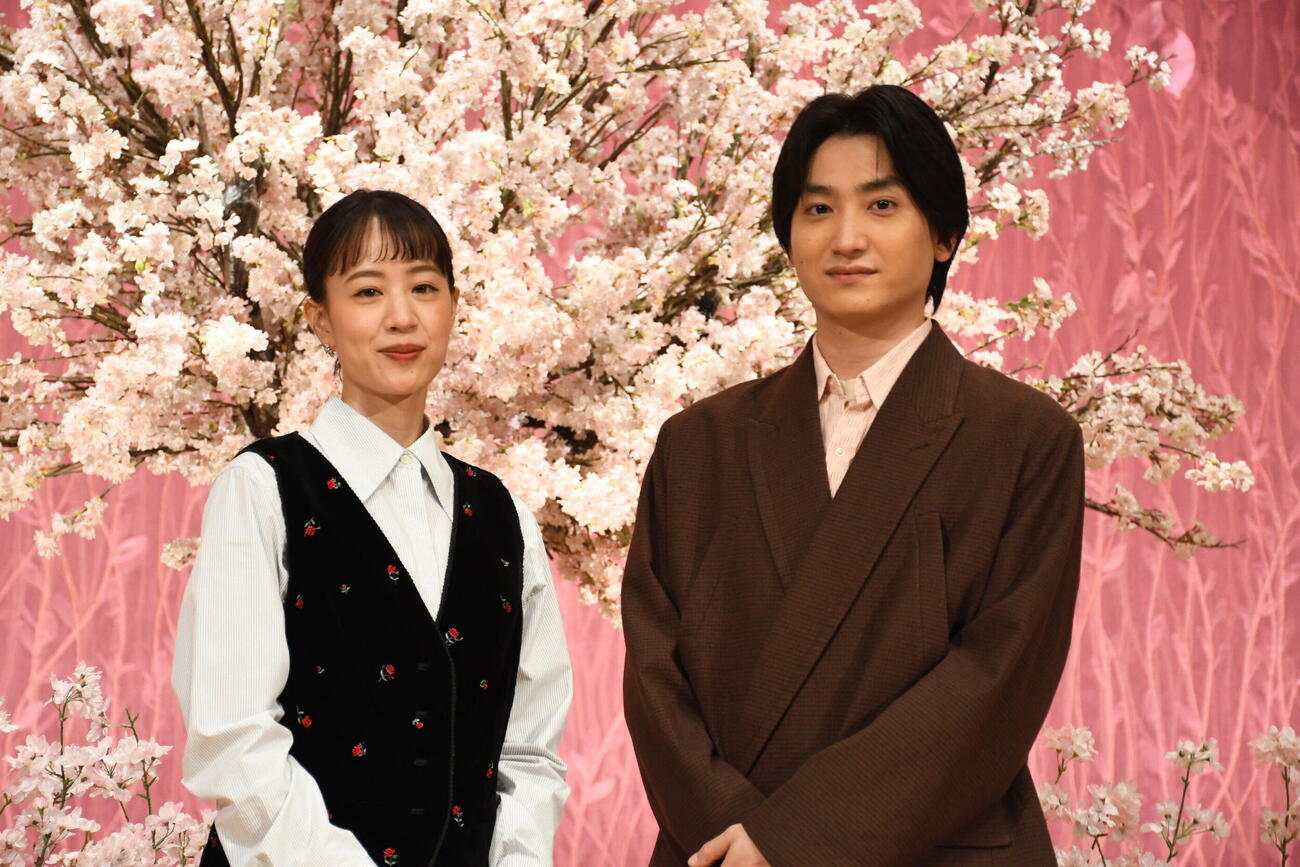 「BK感謝祭2026『土スタ』公開生放送」に出演した連続テレビ小説「ブラッサム」のヒロイン石橋静河（左）と金子大地（撮影・阪口孝志）