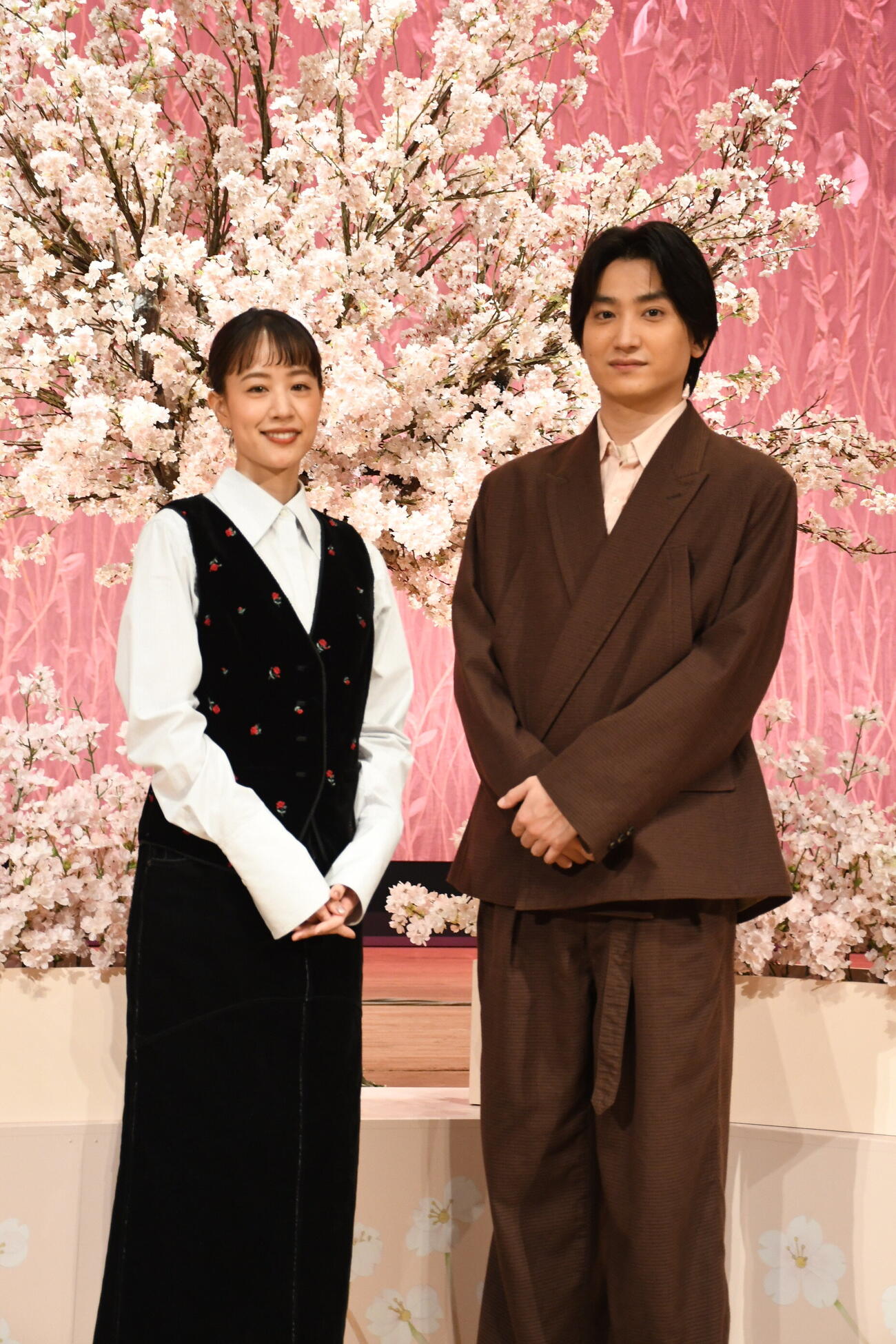「BK感謝祭2026『土スタ』公開生放送」に出演した連続テレビ小説「ブラッサム」のヒロイン石橋静河（左）と金子大地（撮影・阪口孝志）