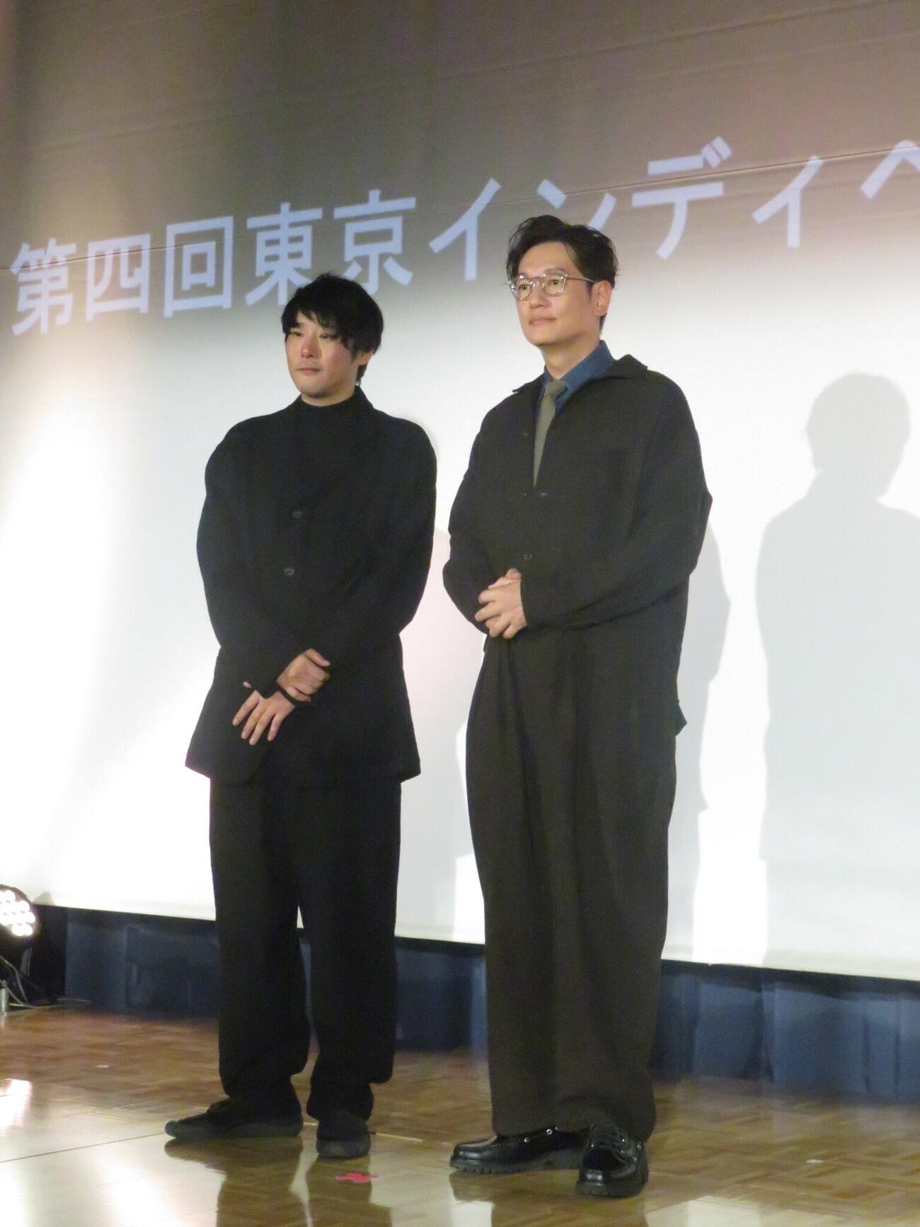 「第4回東京インディペンデント映画祭授賞式」出席した、審査委員長の藤井道人氏（左）と特別審査員の井浦新