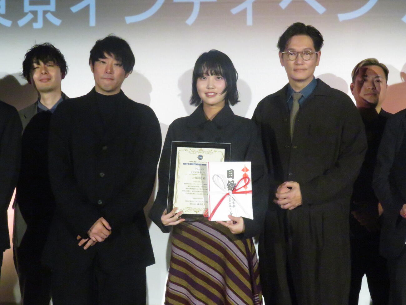 「第4回東京インディペンデント映画祭授賞式」で、グランプリに輝いた片峯綾乃監督（前列中央）と、審査委員長を務めた映画監督の藤井道人氏（同左）、特別審査員を務めた井浦新（同右）