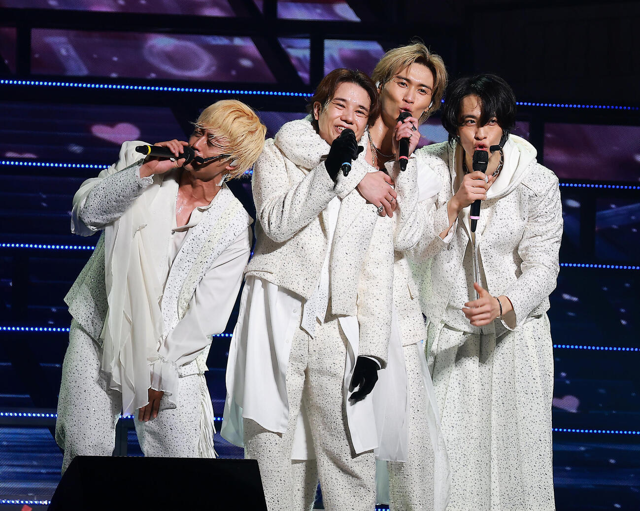 LOVEあふれるステージを繰り広げるA．B．C－Z。左から塚田僚一、五関晃一、橋本良亮、戸塚祥太（撮影・中島郁夫）