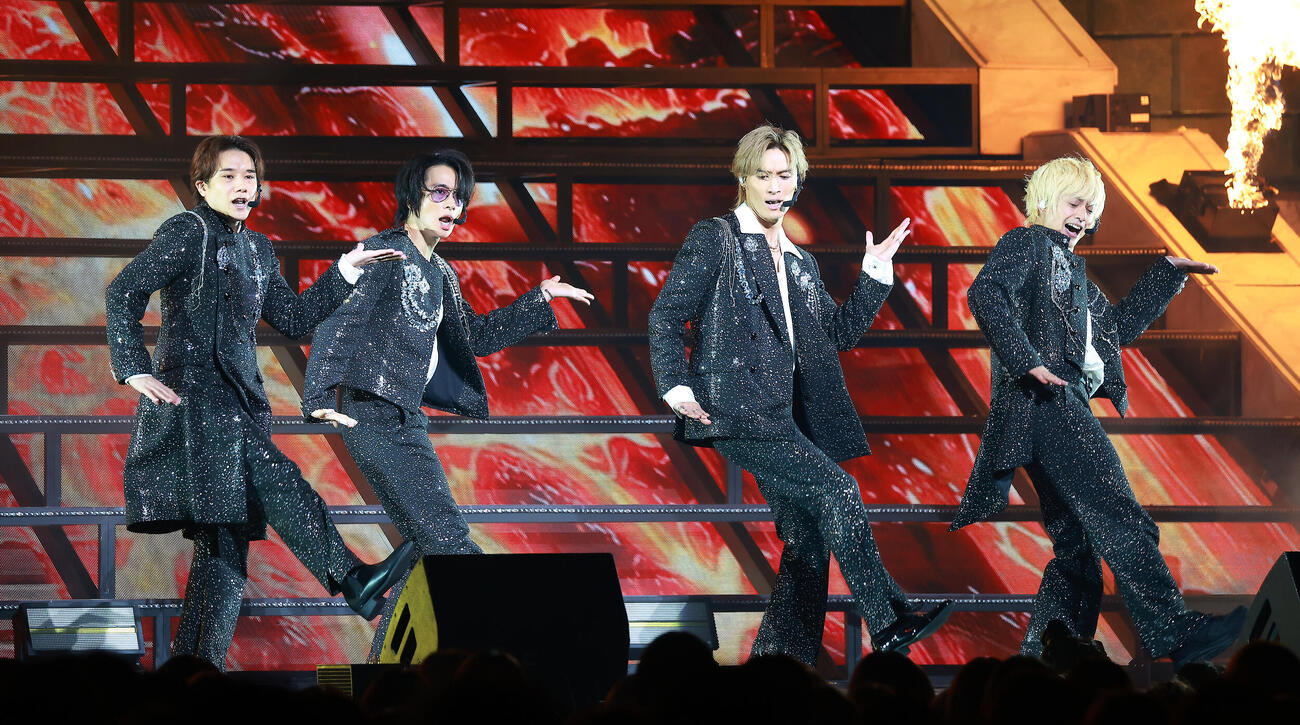 グループらしさを爆発させるA．B．C－Z。左から五関晃一、戸塚祥太、橋本良亮、塚田僚一（撮影・中島郁夫）