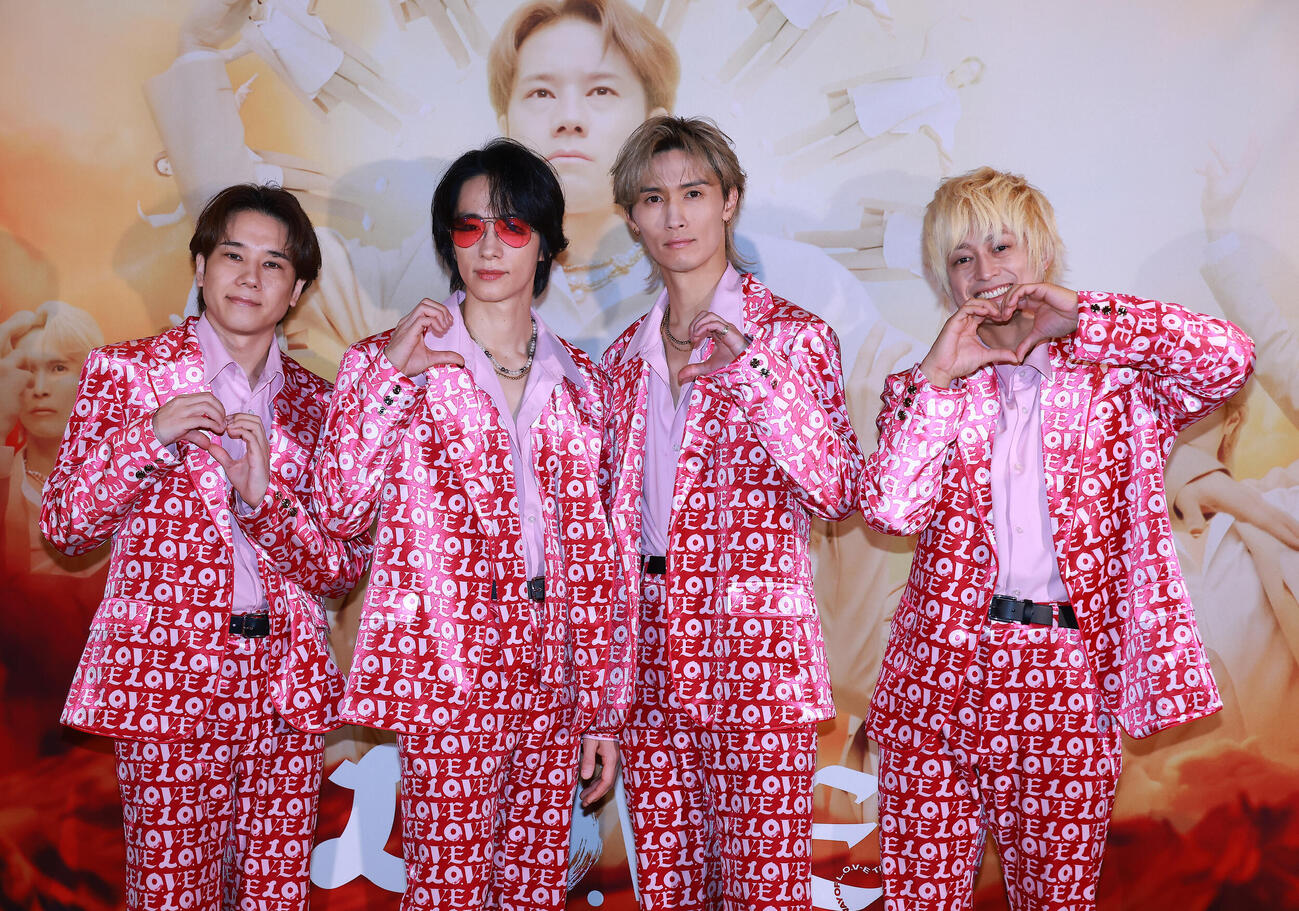 ライブ前に会見を行うA．B．C－Z。左から五関晃一、戸塚祥太、橋本良亮、塚田僚一（撮影・中島郁夫）