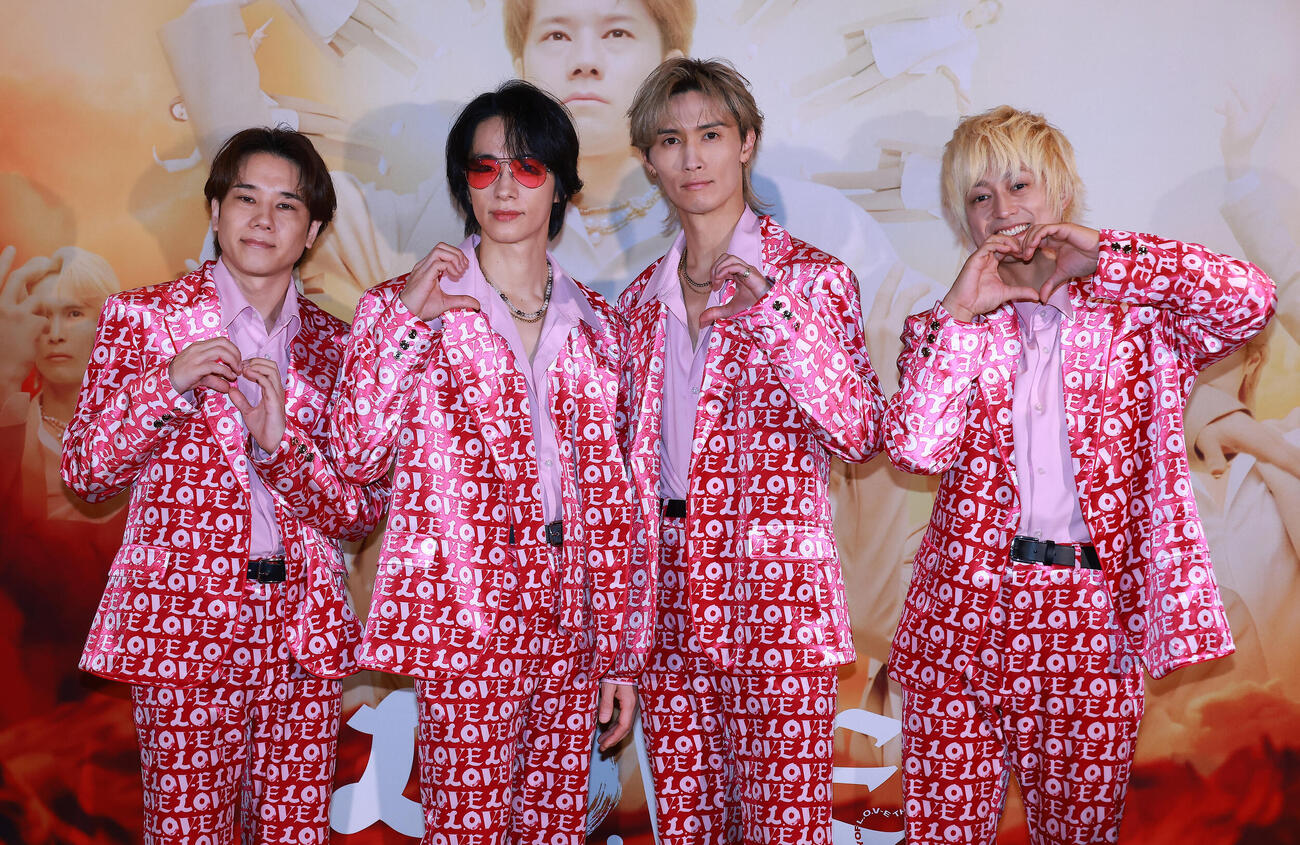 ライブ前に会見を行うA．B．C－Z。左から五関晃一、戸塚祥太、橋本良亮、塚田僚一（撮影・中島郁夫）