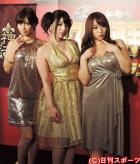 セクシーな表情を見せる左から小島みなみ、上原亜衣、白石茉莉奈（撮影・上田悠太）
