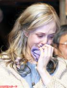 クランクアップし、涙を流すシャーロット・ケイト・フォックス（撮影・田崎高広）