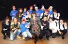 m.c.A・T(中央)の21周年記念フェスティバルに集まったファミリーたち(撮影・松本久)