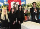 喪主のあいさつをする鮎川誠（右）左から三女知慧子さん、次女純子さん、長女陽子さん