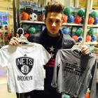 「ブルックリン・ネッツ」のTシャツを持つブルックリン・ベッカム instagramより【ハリウッドニュース提供】
