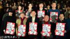 映画「深夜食堂」の大ヒット御礼舞台あいさつで、大入り袋を手にする登壇者