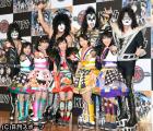 特別参戦が決まったももいろクローバーZと記念撮影に臨むKISS
