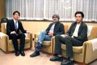 鈴木直道夕張市長(左)と対談した松尾スズキ監督(中央)と松田龍平