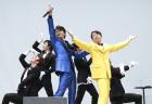 マスクドダンディズ(後列)とダンディ坂野(前列右)を従え、新曲歌う及川光博