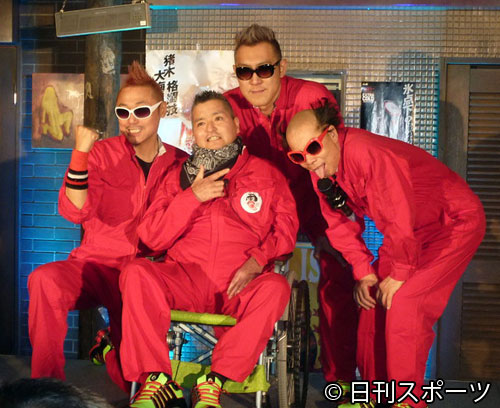 電撃ネットワークのメンバーと会見した三五十五さん（左から２人目）。左からギュウゾウ、１人おいてダンナ小柳、南部虎弾（写真は２０１４年１２月２１日）