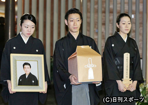 葬儀後一礼する左から長女の女優守田菜生、長男坂東巳之助、次女の舞踊家守田幸奈さん