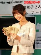 お札の勘定体験をする篠田麻里子（撮影・丹羽敏通）