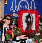 シーナさんの祭壇の前で弔問客に話しかける鮎川誠（撮影・松本久）