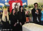 喪主のあいさつをする鮎川誠(右)。左から三女の知慧子さん、次女の純子さん、長女の陽子さん