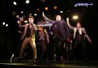 製作発表記者会見で歌を披露する柳下大(左端)らD-BOYS(撮影・丹羽敏通)
