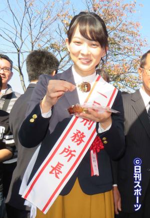 谷村美月に「明美ちゃん！」堺に凱旋たこ焼きパクッ - ドラマ : 日刊