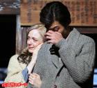 玉山鉄二（右）と涙を流すシャーロット・ケイト・フォックス（撮影・田崎高広）