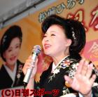 新曲「銀座小路」を歌唱する松前ひろ子