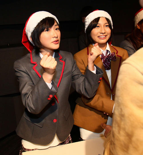 「乃木坂46　クリスマス・スペシャルウィーク」イベント　握手会でガッツポーズで参加者と話す乃木坂46の生駒里奈（左）。右は市来玲奈＝２０１１年12月25日