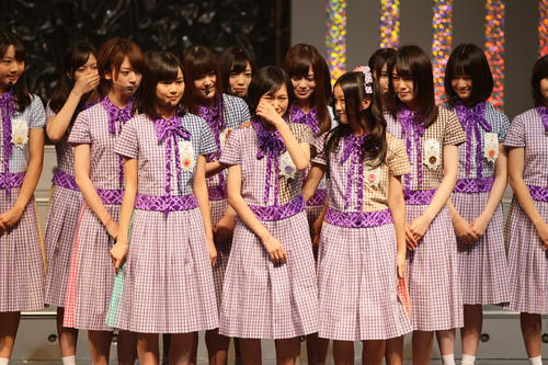 「ＡＫＢ48リクエストアワー　セットリストベスト１００　２０１２」初日公演　サプライズで登場し号泣する乃木坂46＝２０１２年１月19日
