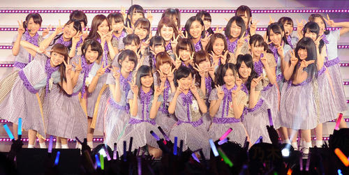 デビュー１周年記念「バースデイ・ライブ」　１周年ライブを行った生駒里奈（中央手前）ら乃木坂46のメンバー＝２０１３年２月22日